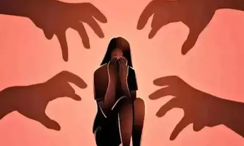 8వ తరగతి బాలికపై గ్యాంగ్ రేప్.. ఓ గదిలో బంధించి..