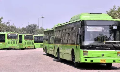 బస్సులో పాడు పని.. బాలిక ముందు హస్తప్రయోగం.. వీడియో వైరల్ కావడంతో..