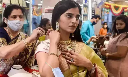 బంగారం ధర మరింత పైకి.. ఆ మార్కును కూడా దాటేసి