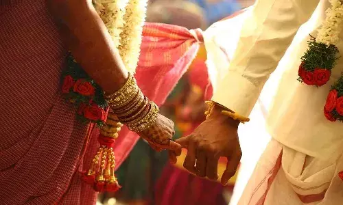 వీడెవండీ బాబూ.. పెళ్లైన గంటకే భార్యకు విడాకులు.. తమ్ముడికి ఇచ్చి పెళ్లి చేశాడు