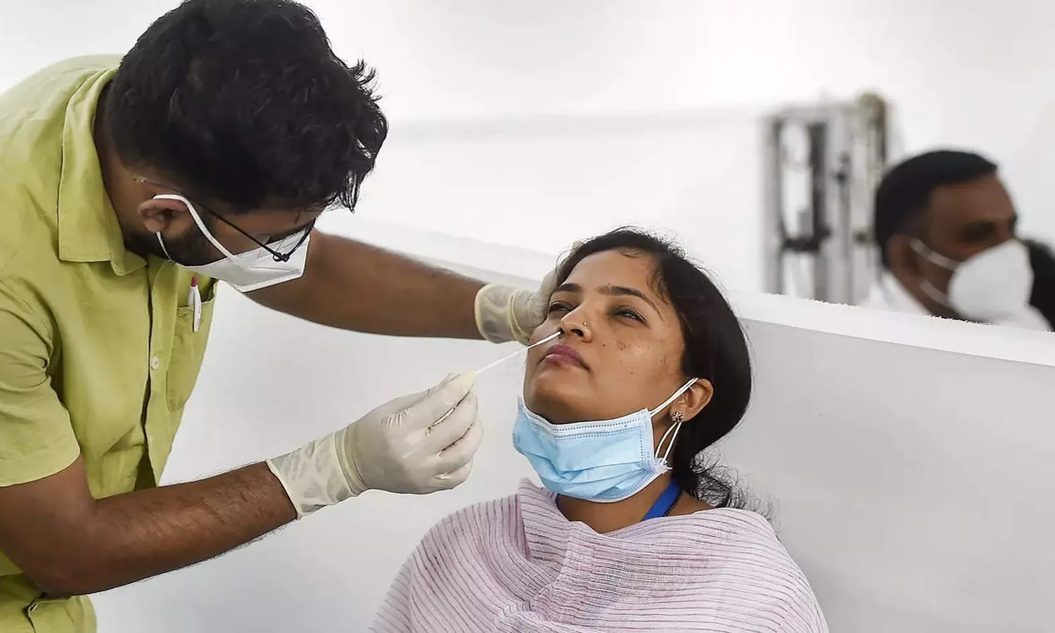 దేశంలో స్వ‌ల్పంగా పెరిగిన క‌రోనా కేసులు