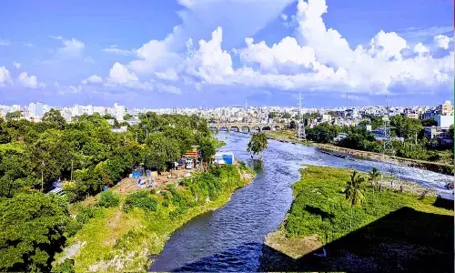 అత్తాపూర్ సమీపంలో మూసీ నది ఒడ్డున అక్రమ ఆక్రమణలు