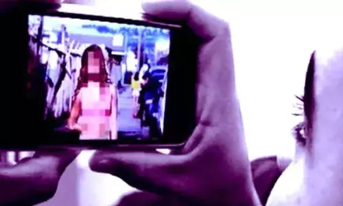 కానిస్టేబుల్తో భార్య అశ్లీల వీడియో.. వాట్సాప్ గ్రూప్లో వైరల్.. అదే గ్రూప్లో భర్త కూడా..