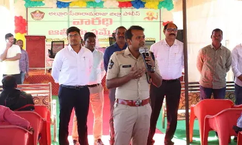 లొంగిపోయిన మావోయిస్టులకు పార్టీ ఇచ్చిన పోలీసులు