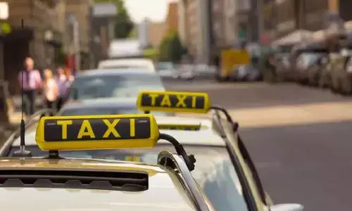 మహిళా క్యాబ్ డ్రైవర్ ను దోచుకోవాలని ప్రయత్నించాడు.. దెబ్బకు..!