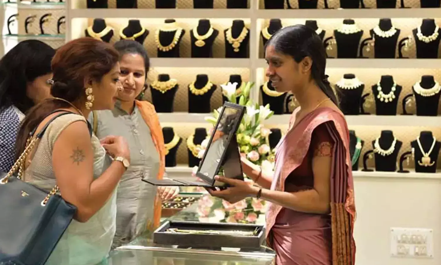 మ‌హిళ‌ల‌కు గుడ్‌న్యూస్‌.. త‌గ్గిన బంగారం ధ‌ర
