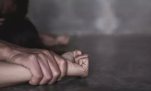 దారుణం.. వివాహిత‌ను నిర్భందించి నెల రోజుల పాటు అత్యాచారం