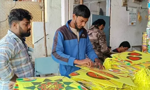 హైదరాబాద్లో జోరందుకున్న గాలి పటాల వ్యాపారం