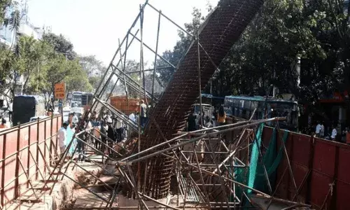 మెట్రో రైలు పిల్లర్ కూలిన ఘటన.. నిర్మాణదారులకు నోటీసులు జారీ