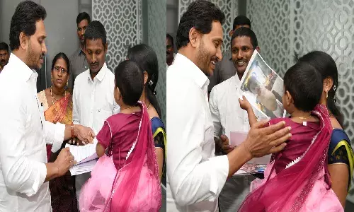 చిన్నారి హనీని ఆశీర్వదించిన సీఎం జగన్