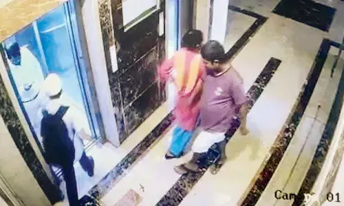 మహిళ ముందు లిఫ్ట్ లో అదే పనిగా అసభ్యమైన పని..!