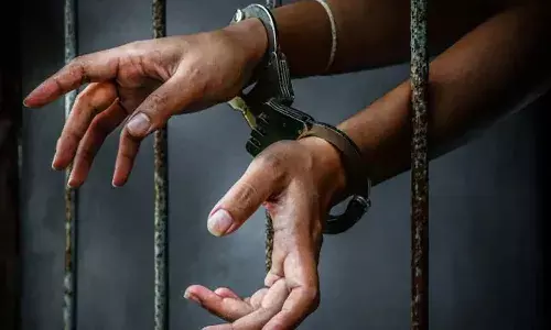 కస్టమర్లను చితక్కొట్టిన రెస్టారెంట్ ఉద్యోగులు