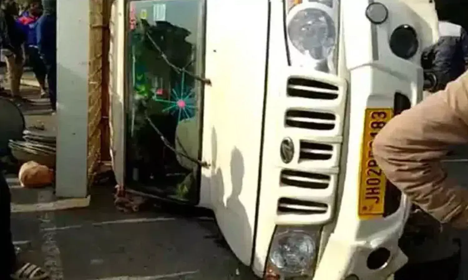 వ్యాన్ అదుపు తప్పి బోల్తా.. ఏడుగురు కూలీలు మృతి