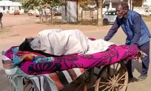 దయానీయం.. భార్యను తోపుడు బండి మీద ఆస్పత్రికి తీసుకెళ్లిన భర్త