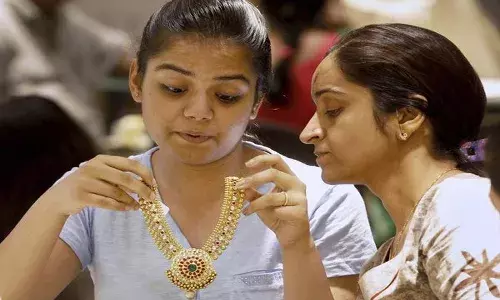 పండగపూట తగ్గని బంగారం ధర.. హైదరాబాద్లో @52వేలు