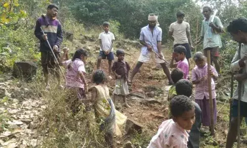 పిల్లల చదువుల కోసం.. రోడ్డు నిర్మించుకున్న నీరేడు బండ గ్రామస్థులు