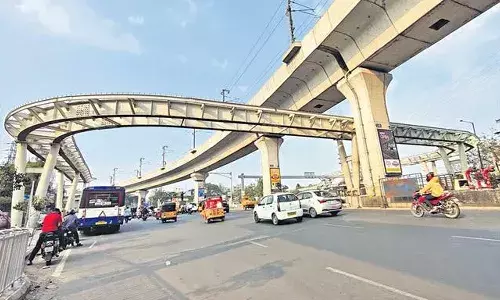 ముమ్మరంగా సాగుతున్న మెహదీపట్నం స్కైవాక్ పనులు