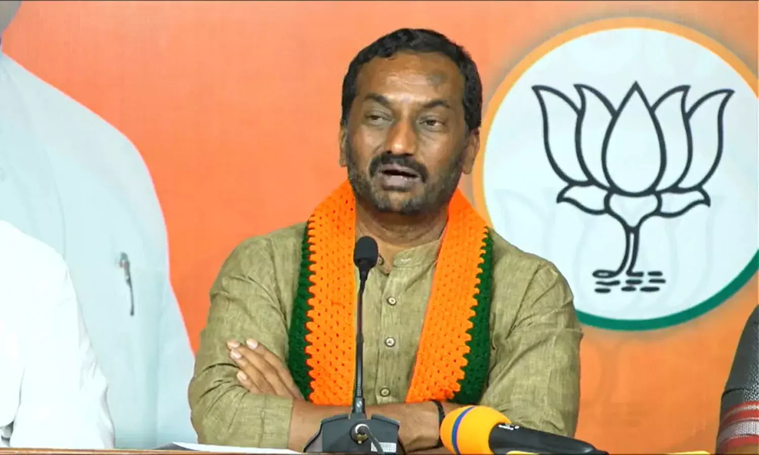 రూ. 4వేల కోట్ల విలువైన‌ మియాపూర్ భూములను కేసీఆర్ అప్ప‌నంగా తోట చంద్రశేఖర్‌కు క‌ట్ట‌బెట్టారు