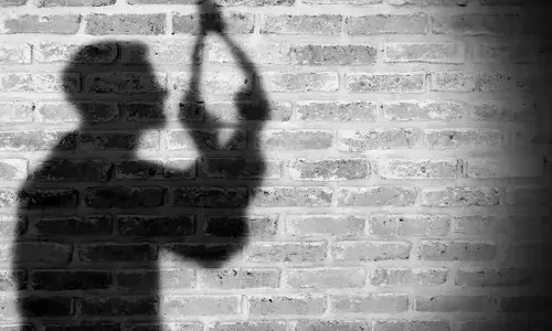 హాస్టల్ గదిలో వేలాడుతున్న విద్యార్థి మృతదేహం.. రెండు చేతులు కట్టేసి ఉండటంతో..