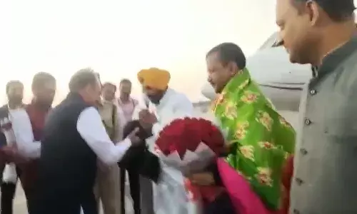 ఆప్ సీఎంలకు ఘనస్వాగతం పలికిన బీఆర్ఎస్ మంత్రి