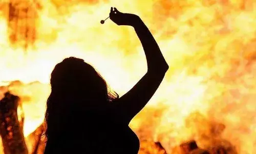 డ్యాన్స్ చేసేందుకు నిరాకరించిందని బాలికకు నిప్పంటించారు