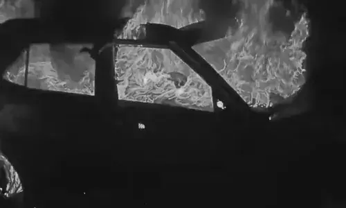 చెట్టును ఢీకొట్టిన కారు.. ముగ్గురు సజీవ దహనం