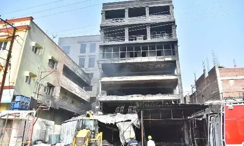డెక్కన్‌ మాల్‌ నుంచి ఇప్పటికీ వెలువడుతున్న పొగలు