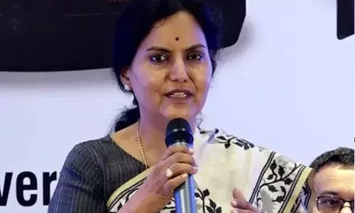 సీఎస్ శాంతికుమారిని కలిసిన కాంగ్రెస్ నాయకులు