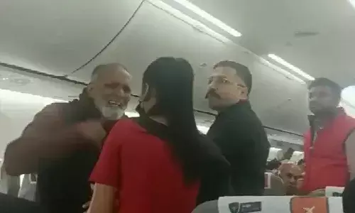 ఎయిర్ హోస్ట్తో ప్రయాణికుడి అసభ్యకర ప్రవర్తన.. వీడియో