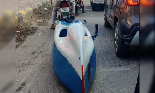 రోడ్లపై దూసుకెళ్తున్న వింత వాహనం.. ఆశ్చర్యపోతున్న నెటిజన్లు