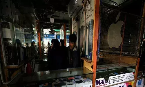 మ‌రో క‌ష్టం..  నిలిచిన విద్యుత్ స‌ర‌ఫ‌రా