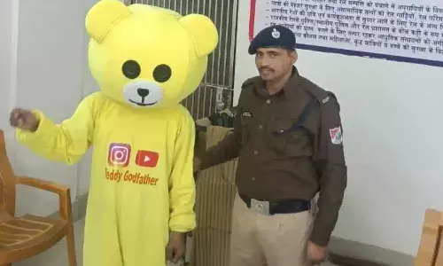 రైల్వే క్రాసింగ్ వద్ద టెడ్డీ బేర్ దుస్తుల్లో డ్యాన్స్.. చివరికి