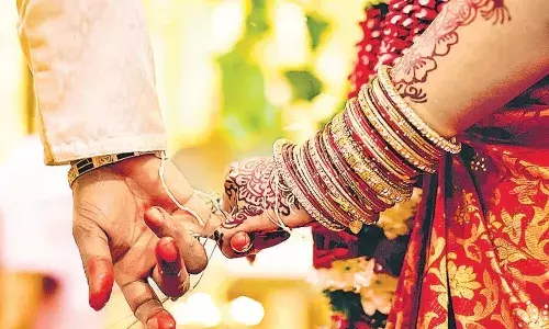 అమానుషం.. కులాంతర పెళ్లి చేశారని.. యువతి కుటుంబాన్ని బహిష్కరించిన కుల పెద్దలు