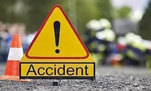 ద్విచక్రవాహనాన్ని ఢీకొట్టిన‌ ట్రాక్టర్.. ఇద్ద‌రు రైతులు మృతి