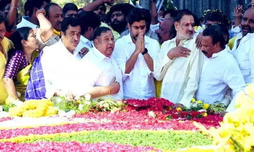 పాదయాత్రకు ముందు.. ఎన్టీ రామారావుకు నివాళులు అర్పించిన నారా లోకేష్