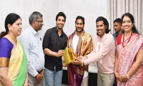 సీఎం జ‌గ‌న్‌ను క‌లిసిన సిరివెన్నెల కుటుంబ సభ్యులు