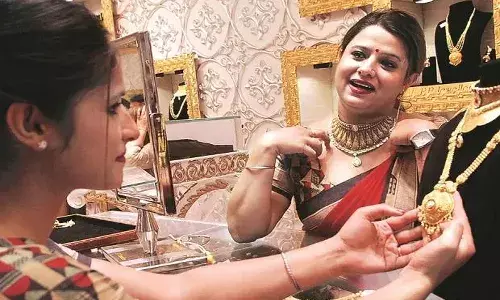 కొనుగోలుదారులకు ఉపశమనం.. తెలుగు రాష్ట్రాల్లో పసిడి ధరలు ఇలా