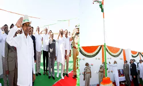 ప్రగతి భవన్లో జాతీయ జెండా ఆవిష్కరించిన సీఎం కేసీఆర్