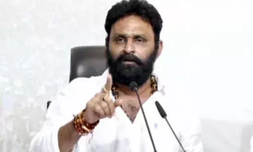 పవన్ కళ్యాణ్ రాజకీయ అజ్ఞాని : కొడాలి నాని