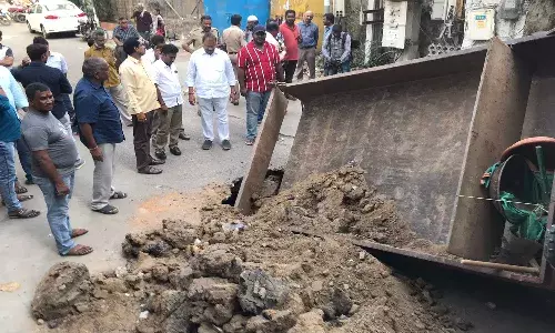 హిమాయత్ నగర్లో ఒక్కసారిగా కుంగిన రోడ్డు