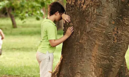 దాగుడు మూతలు ఆడుతూ.. మరో దేశం చేరుకున్న బాలుడు