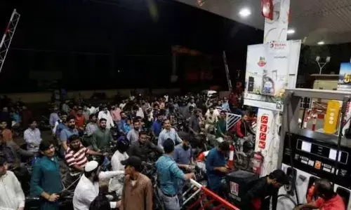 పెట్రోల్, డీజిల్పై లీటర్కు 35 రూపాయలు పెంచేసిన ప్రభుత్వం