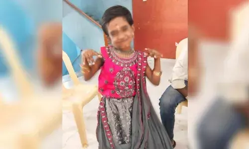 విషాదం.. ఇనుప గేటు మీద పడి ఐదేళ్ల చిన్నారి మృతి