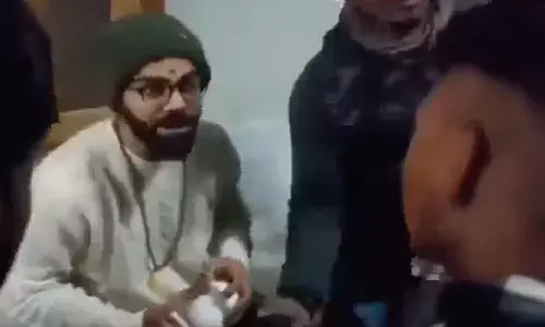 భయ్యా ఇది ఆశ్రమం.. వీడియో తీస్తున్న వారితో కోహ్లీ..