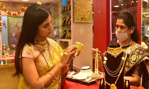 మహిళలకు శుభవార్త.. తగ్గిన బంగారం ధర