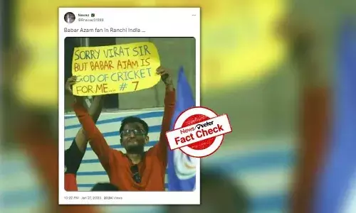 FactCheck : భారత్-న్యూజిలాండ్ మ్యాచ్ లో అభిమాని బాబర్ ఆజమ్ ను పొగుడుతూ ప్లకార్డు పట్టుకున్నాడా?