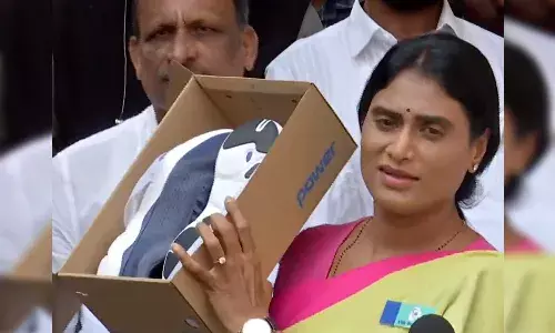 సీఎం కేసీఆర్కు వైఎస్ షర్మిల సవాల్.. షూ గిఫ్ట్గా ఇచ్చి మరీ..