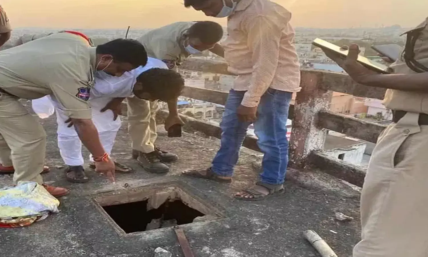 దారుణం.. కుళ్లిన శ‌వం నీళ్లు తాగిన గ్రామ‌స్తులు