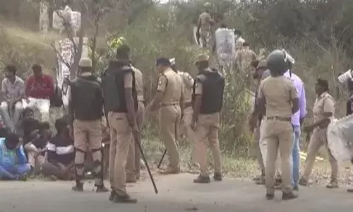 నేలపై కూర్చున్న ఓ వ్యక్తిని తన్నిన ఎస్పీ.. ఎందుకు ఆ పని చేశారంటే..?