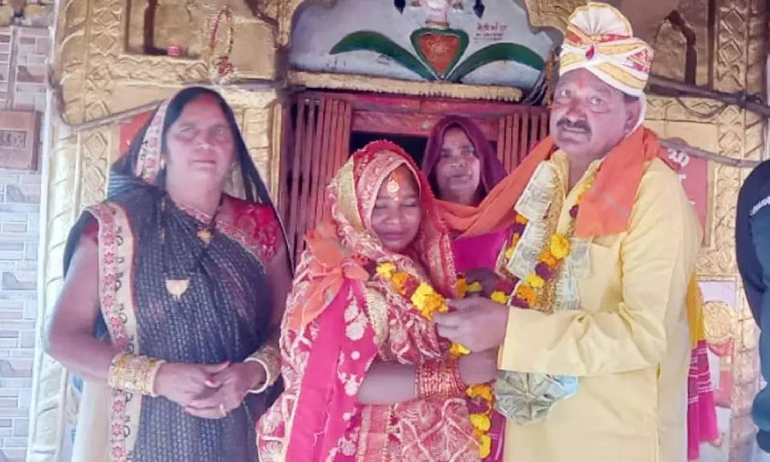 24 ఏళ్ల అమ్మాయితో ఆరుగురు కూతుళ్ల తండ్రి పెళ్లి